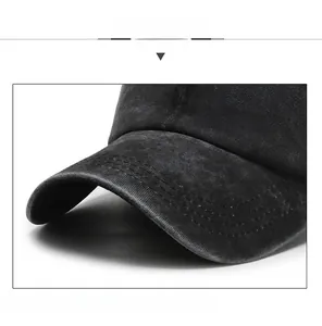 Dettaglio ravvicinato della visiera robusta di un cappellino da baseball nero lavato vintage