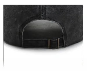 Dettaglio della fibbia in metallo regolabile su un cappello da baseball in denim lavato