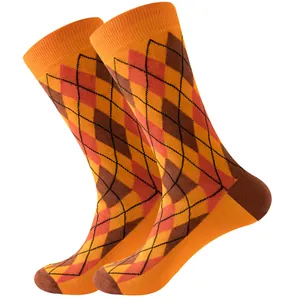 Vue détaillée de chaussettes mi-mollet argyle orange avec un motif de losanges vif.