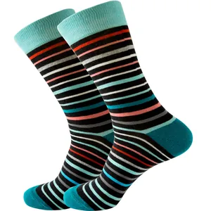 Détail de chaussettes à rayures colorées avec des talons et pointes bleu sarcelle