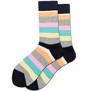 Vue détaillée de chaussettes à rayures colorées avec des motifs orange, rose et bleu canard.