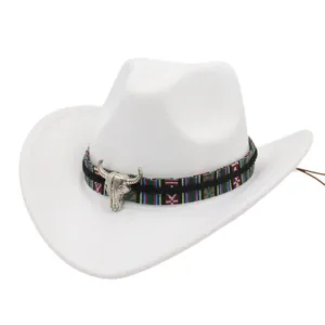 Weißer Filz-Cowboyhut mit buntem Ethno-Band und silbernem Bullenschädel-Ornament