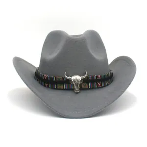 Grauer Cowboyhut aus Filz mit ethnischem Band und dekorativem silbernem Stierschädel