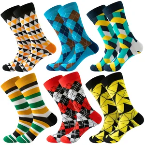 Ensemble de chaussettes mi-mollet à motifs géométriques colorés, losanges et rayures.
