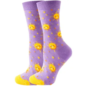 Calzini viola a metà polpaccio con simpatico motivo a sole per un look alla moda e vivace