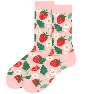 Calze rosa a metà polpaccio con motivi di fragole rosse e fiori bianchi