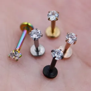 Macro-opname van vijf kleurrijke roestvrijstalen labret-piercings met ronde zirkonia-stenen