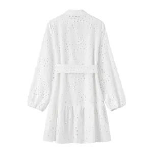 Vue arrière d'une robe chemise blanche à manches longues avec broderie et ceinture