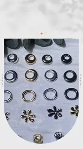 Détail d'anneaux et perles fleurs en cuivre plaqué or et argent pour la création de bijoux.