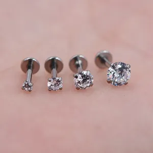 Macro-opname van roestvrijstalen labret-studs met ronde zirkonia in vier maten
