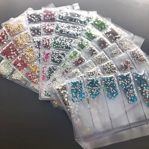 Détail de strass multicolores à dos plat en sachets pour le nail art et les designs DIY.