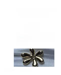 Vue macro d'une perle en métal doré en forme de fleur pour bijoux DIY