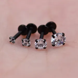 Gedetailleerde macro-opname van zwarte labret-piercings met glanzende CZ-stenen