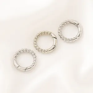 Vue détaillée de trois anneaux à ressort argentés texturés pour connecteurs de bijoux