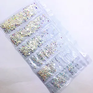 Gros plan de strass pour nail art holographiques dans un sac de rangement à compartiments