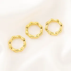 Détail de trois fermoirs à anneau ressort en bambou plaqués or 14 carats pour DIY