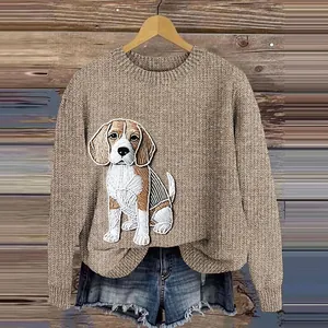 Detailansicht eines braunen Strickpullovers mit realistischem Beagle-Hundedruck für Damenmode.