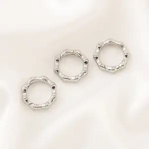 Vue détaillée de trois fermoirs à ressort argentés à texture bambou pour bijoux DIY