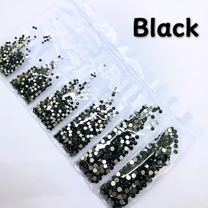 Gros plan de strass noirs à dos plat en sachets pour la décoration d'ongles DIY art