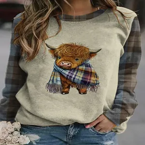 Nahaufnahme von Highland-Cow-Druck und Karoärmeln an einem Damen-Langarmshirt