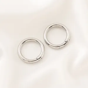 Gros plan de deux anneaux à ressort circulaires argentés pour la création de bijoux DIY.