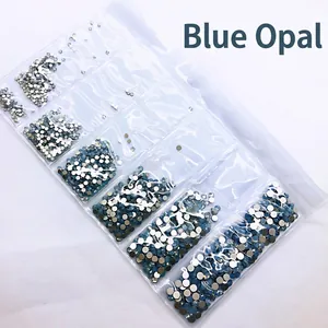 Assortiment de strass bleu opale pour nail art dans un sac à compartiments multiples