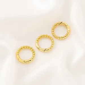 Vue détaillée des fermoirs à ressort ronds plaqués or 14K avec motif de corde torsadée DIY