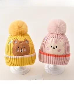 Warme dicke Strickmützen für Babys mit süßen Bären- und Hasen-Bommelmotiven