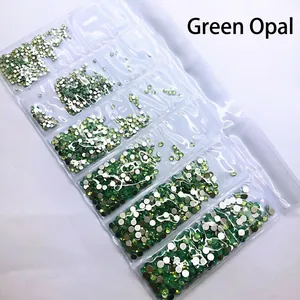 Strass vert opale à dos plat pour nail art DIY emballés dans un sac transparent à compartiments