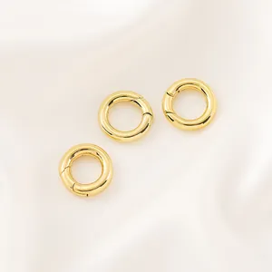 Détail macro de trois fermoirs à ressort ronds plaqués or 14K pour la création de bijoux