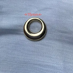Gros plan d'un anneau en cuivre plaqué or de 15 mm pour la création de bijoux