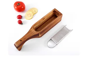 Grattugia per formaggio in legno di acacia con lama in acciaio inox vista dettaglio