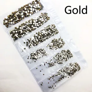 Vue détaillée de strass dorés métalliques de différentes tailles pour le nail art DIY