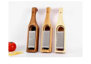 Tre grattugie in legno con lame in acciaio inox in tonalità scure, medie e chiare
