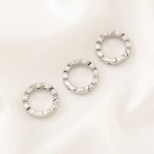 Vue macro de trois fermoirs à ressort plaqués or 14K pour la création de bijoux DIY.
