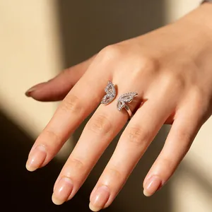 Κομψό διάτρητο δαχτυλίδι πεταλούδα με ζιργκόν φορεμένο στο δάχτυλο