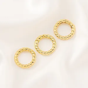 Gros plan sur trois fermoirs à ressort torsadés plaqués or 14K pour bijoux DIY.