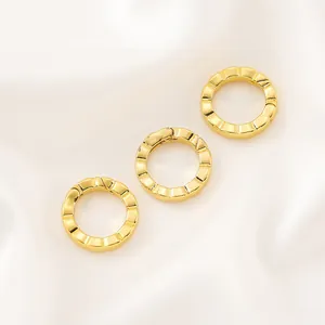 Gros plan de trois fermoirs à ressort ronds plaqués or 14K pour la création de bijoux DIY