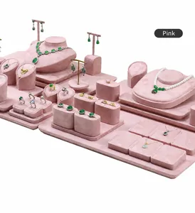 Umfassendes Set aus rosa Samt-Schmuckdisplays für Theken und professionelles Live-Streaming.