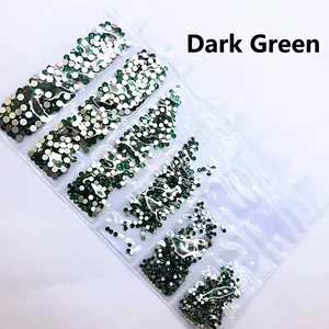 Détail macro de strass plats en verre vert foncé pour le nail art et les loisirs créatifs