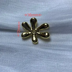 Vue détaillée d'une perle en forme de fleur dorée à six pétales, mesure de 16 mm