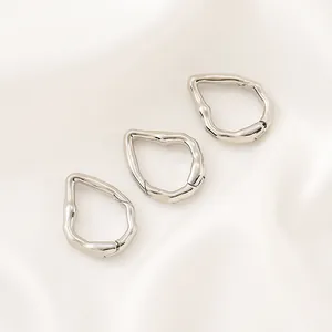 Vue détaillée de trois fermoirs à ressort argentés de forme irrégulière pour bijoux DIY