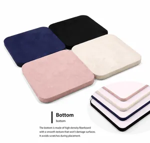 Detail der weißen Kartonunterseite der Schmuckpads zum Schutz der Oberfläche
