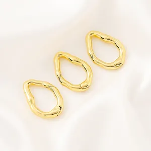 Vue détaillée de trois fermoirs à ressort irréguliers plaqués or 14K pour bijoux DIY