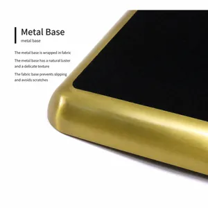 Nahaufnahme von Goldmetallrahmen und schwarzem Samtboden auf Schmuckdisplay