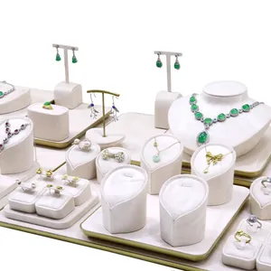 Luxuriöses Schmuck-Display-Set aus beige Samt für Ladentheken und Boutique-Vitrinen
