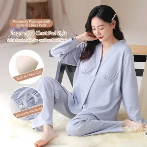 Ensemble de pyjama de maternité bleu clair avec coussinets intégrés et taille réglable.