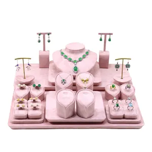 Elegantes rosa Samt-Schmuckdisplay-Set für luxuriöse Halsketten und Ringe-Präsentation