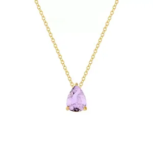 Détail d'un pendentif en zircone poire sur une chaîne délicate plaquée or 18 carats.