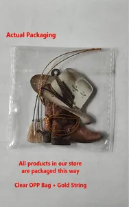 Vue détaillée de l'ornement de Noël chapeau et bottes de cowboy dans un emballage clair
